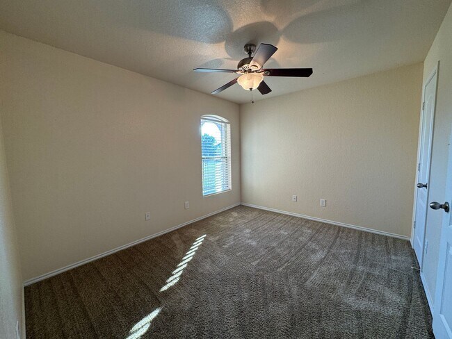 Building Photo - 9901 Diana Dr