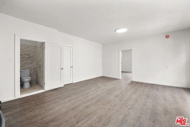 Building Photo - 926 S Mariposa Ave