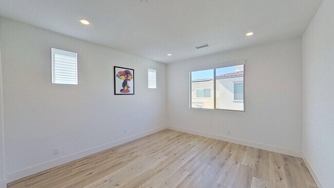 Building Photo - 574 S Motif St