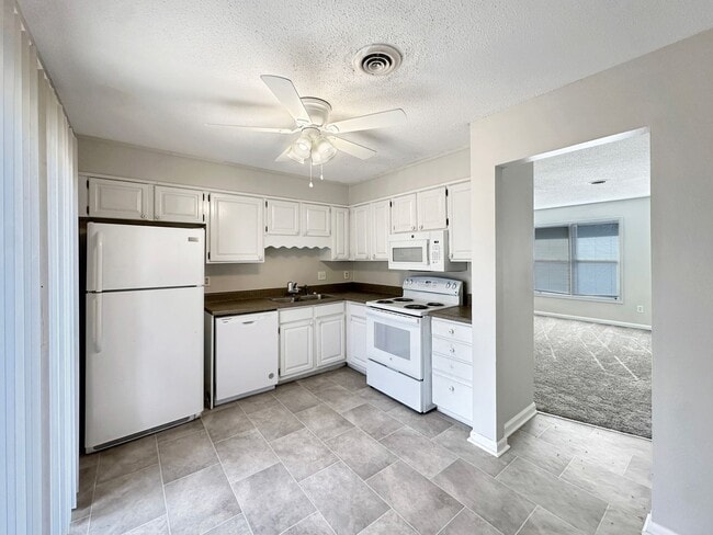 Building Photo - Charming, 2 bedroom apartment for rent!