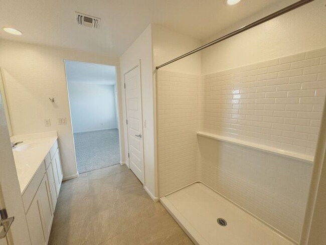 Building Photo - MOVE IN SPECIALS!! ONE MONTH RENT FREE!! New 5-Bedroom Home in Phoenix with Upgrades!