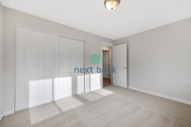 Building Photo - Beautiful remolded Single-family house