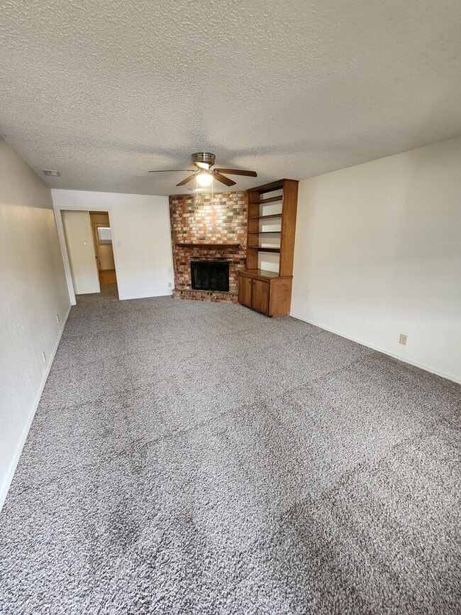 Building Photo - 3 bed 2 bath duplex