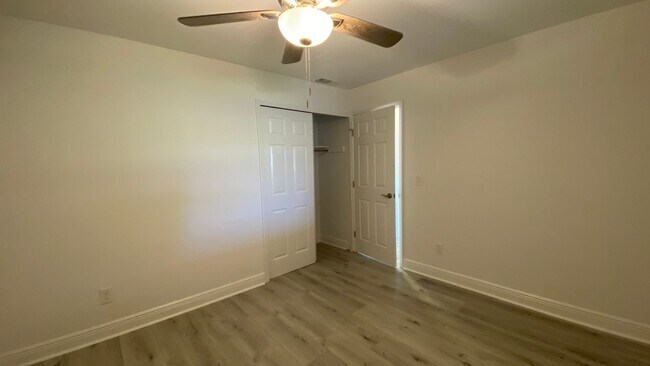 Building Photo - Beautifully Renovated 3/2 Villa in West Br...