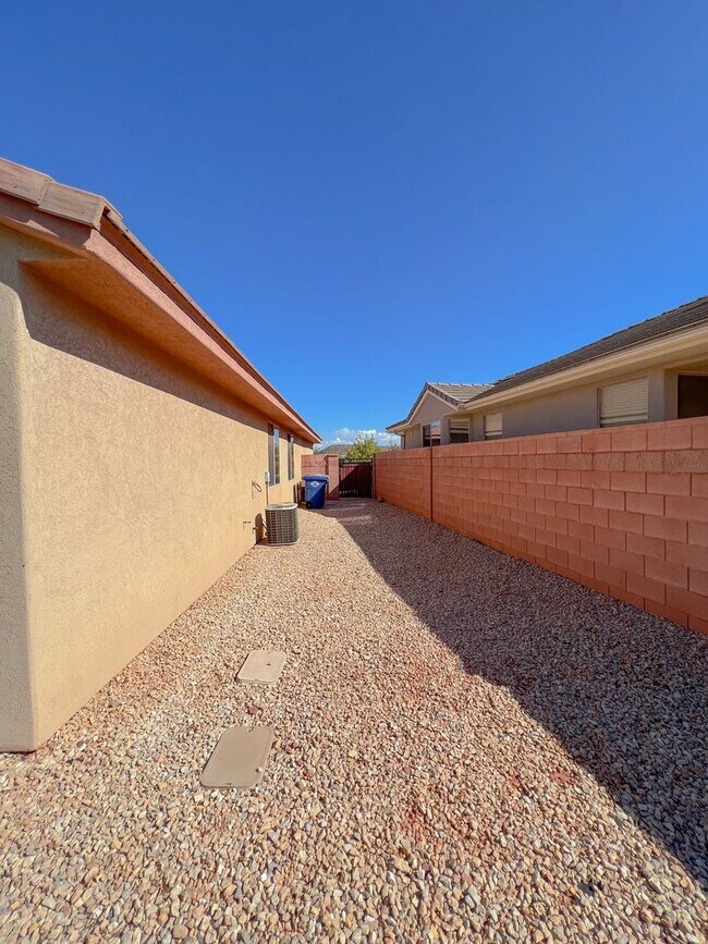 Building Photo - 1775 N Overland Trails Dr