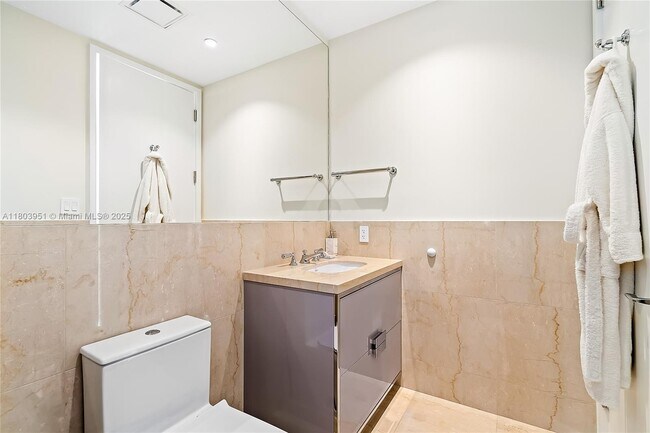 Building Photo - 15701 Collins Ave
