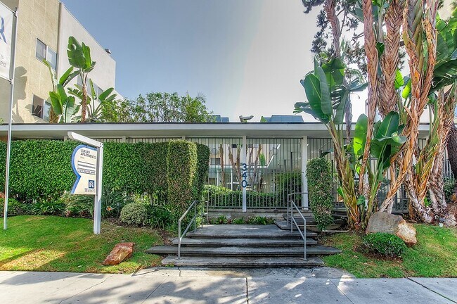 Primary Photo - 340 S St Andrews Pl