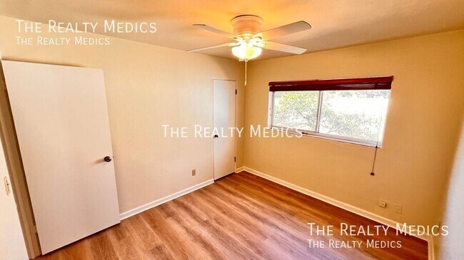 Building Photo - 1516 Dove Dr