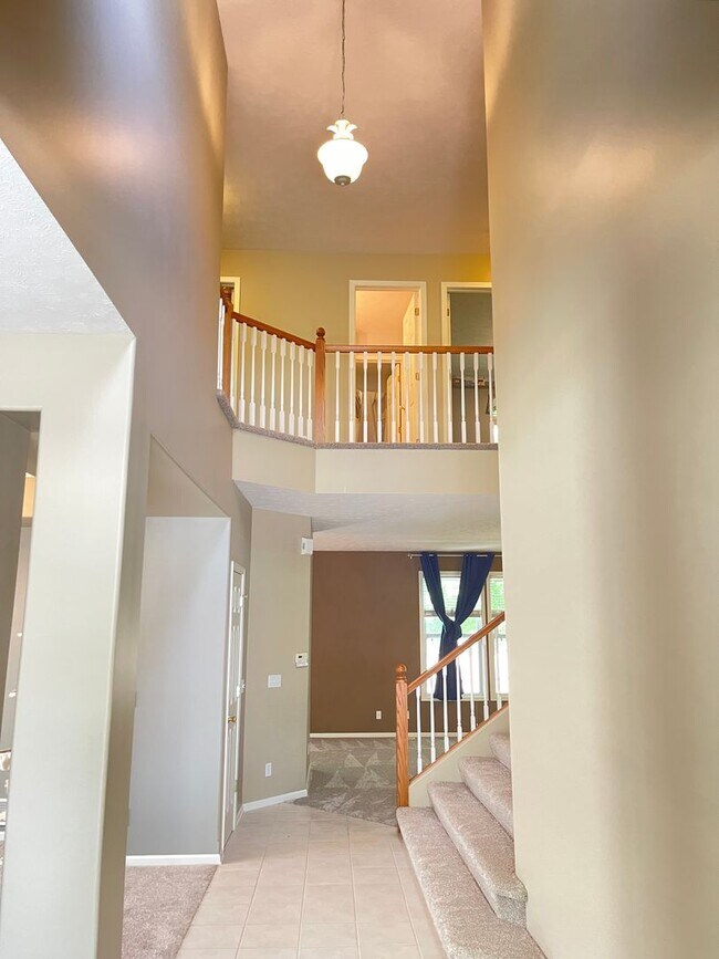 Building Photo - Move-in special. Beautiful 4 bed 2.5 bath 3000+sq ft