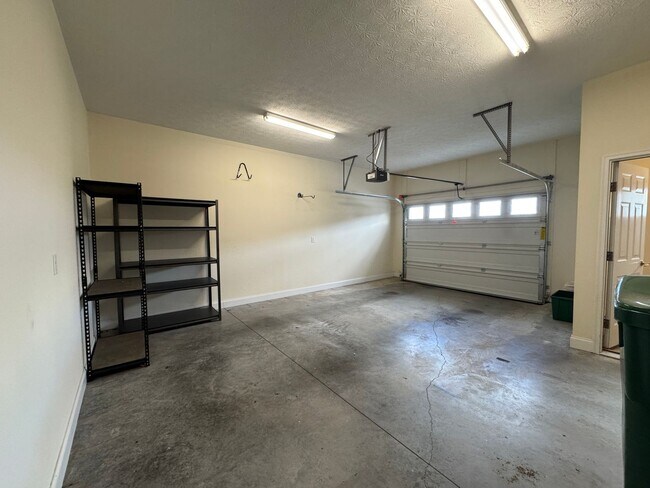 Building Photo - Beautiful Townhome in Spring Oaks!