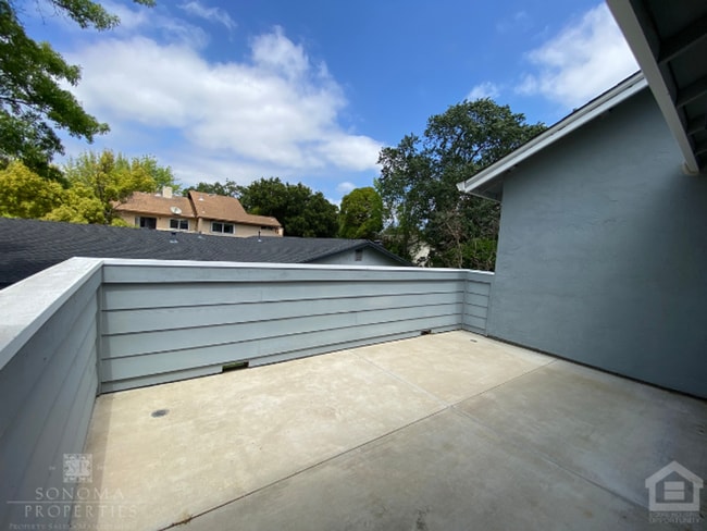 Building Photo - 2BD/2BA Upstairs Duplex with Garage