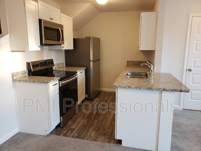 Building Photo - 632 East St