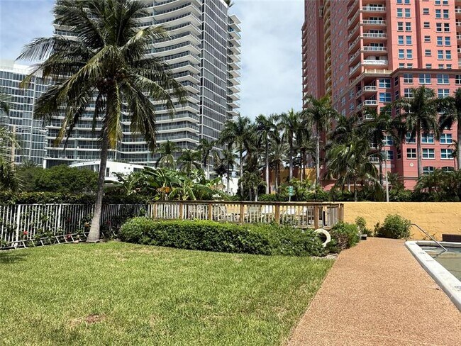 Building Photo - 2121 N Ocean Blvd