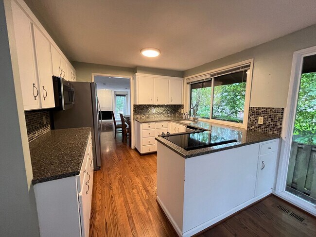 Building Photo - 15410 SW Peppermill Ct