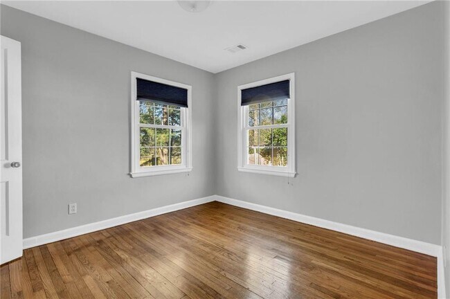 Building Photo - 948 Sycamore Dr