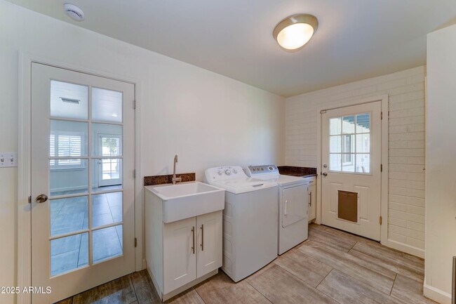 Building Photo - 4019 E Turney Ave