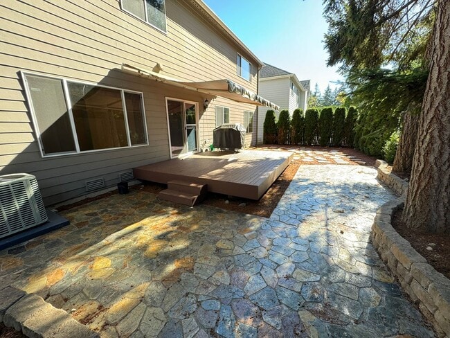 Building Photo - 4Bd/2.5Ba Bellevue Home