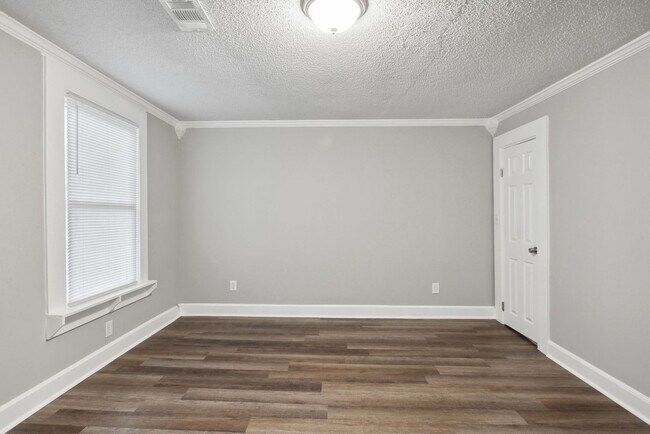 Building Photo - 3BR/2BA Downtown House Walking Distance to...