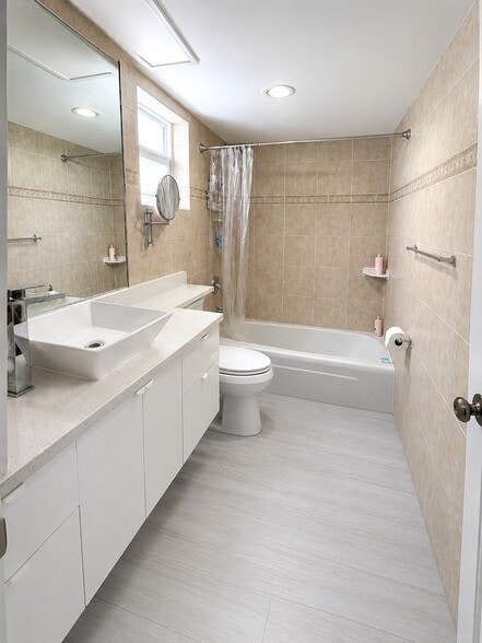 Building Photo - 2850 N Palm Aire Dr