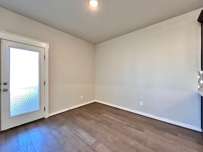 Building Photo - Charming 3 Bed / 2.5 Bath Family Home