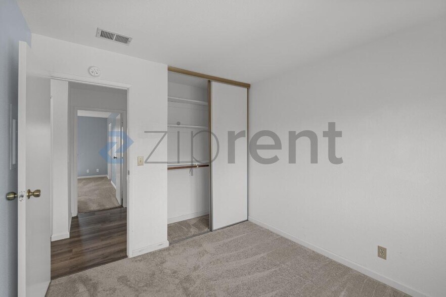 Building Photo - Unit