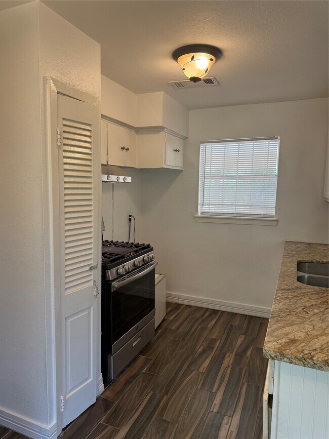 Building Photo - 8920 Duane St