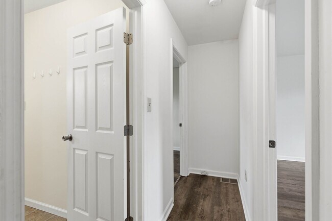Building Photo - Cozy 2 Bedroom House Available Now!
