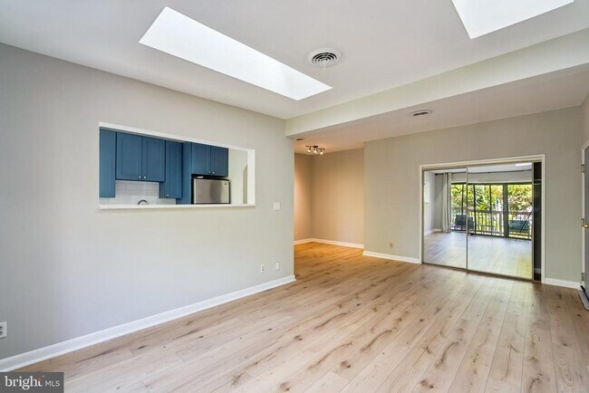 Building Photo - 2802 Dartmouth Rd