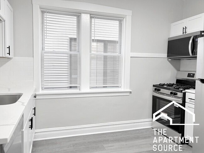 Building Photo - 2937 N Fairfield Ave