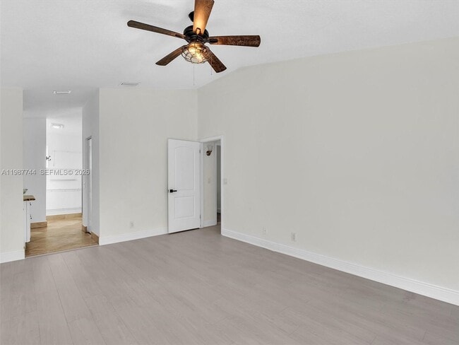 Building Photo - 11407 Lakeview Dr