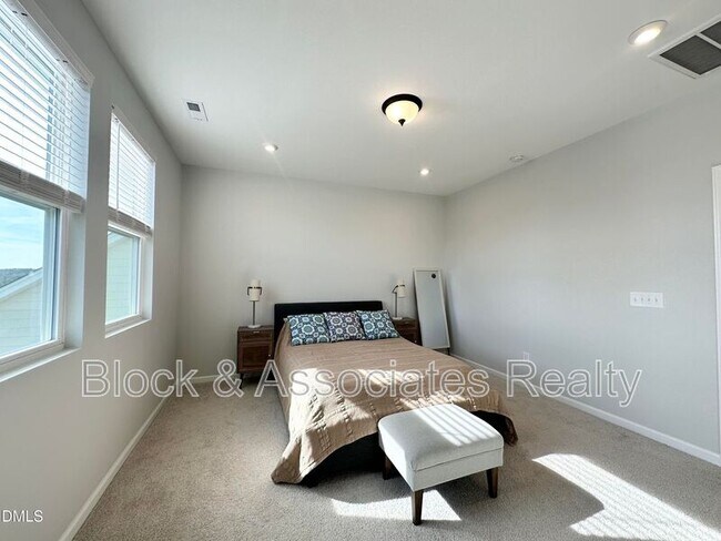 Building Photo - 99 Daybreak Way