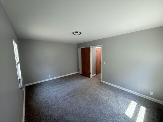 Building Photo - 3135 Mozart Ave