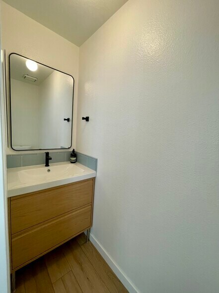 Building Photo - 658 W 23rd St