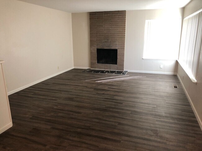 Building Photo - BEAUTIFUL DUPLEX IN SACRAMENTO!!