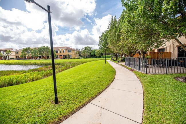 Building Photo - 10283 Wellington Parc Dr