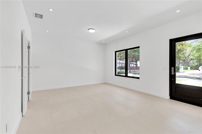 Building Photo - 950 Bayamo Ave