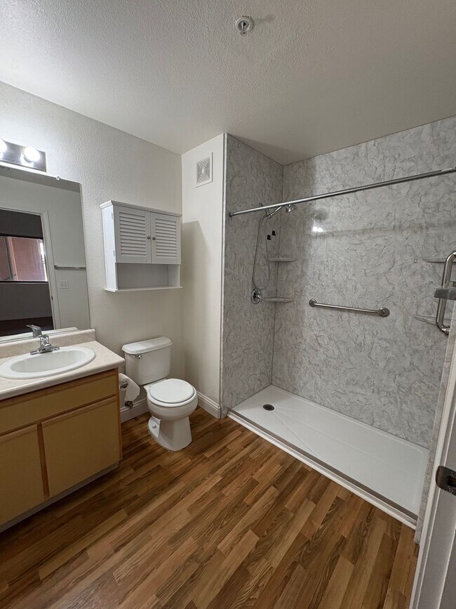 Building Photo - 2 Bedroom 2 Bath Condo