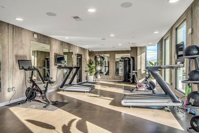 Building Photo - Stunning one bedroom unit in The Wedgewood section of town.