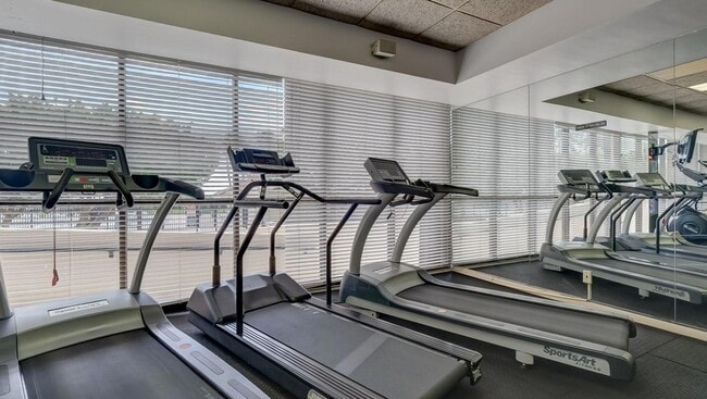 Building Photo - 2555 Collins Ave