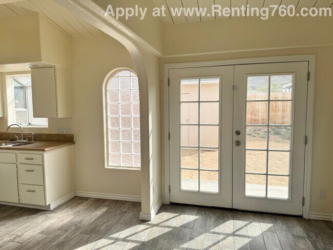 Building Photo - Cute and Cozy 2 Bed Home!