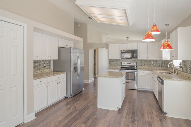 Building Photo - 878 S Lilac Loop