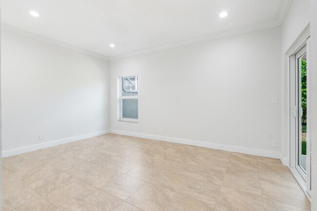 Building Photo - 5611 NW 118th Dr