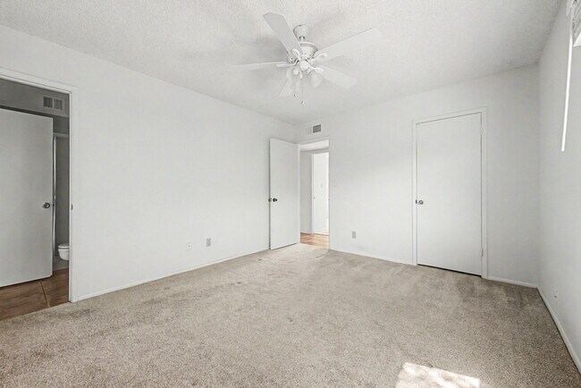 Building Photo - 2822 E Willow Ave
