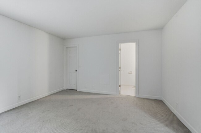 Building Photo - Charming Townhouse in Green Hills