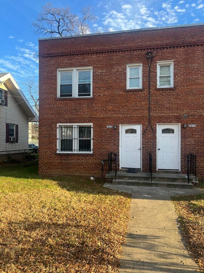 Building Photo - 1615 Olive St NE