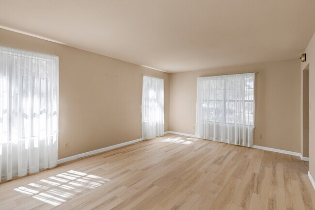 Building Photo - 9006 Balcones Club Dr