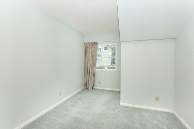 Building Photo - 1298 Lunalilo Home Rd