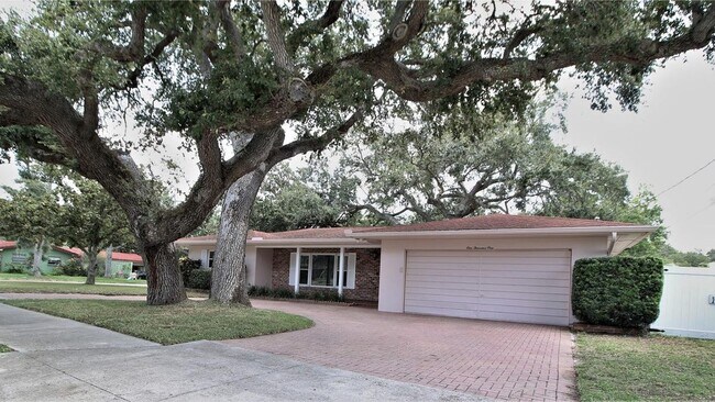 Building Photo - 1001 Brookside Dr