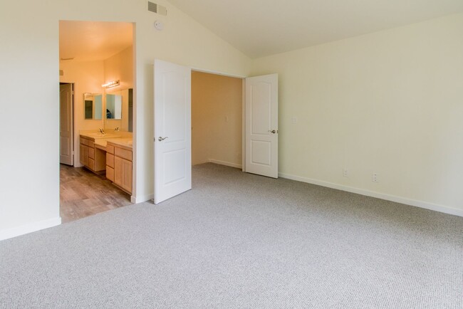 Building Photo - Beautiful 2 Bed, 2.5 Bath Two-Story Townhome in Belsera
