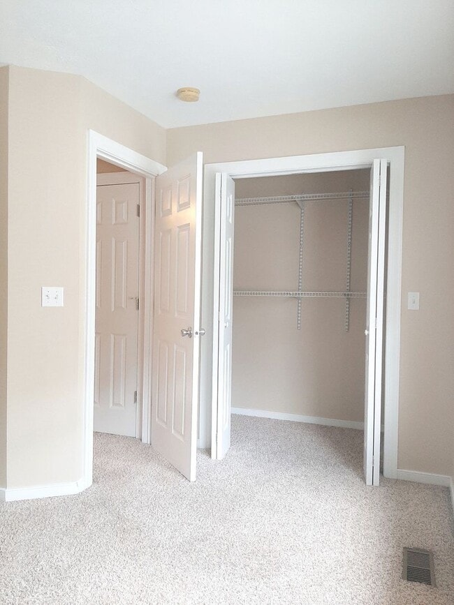 Building Photo - 2 Bed/1.5 Bath Townhouse with Garage - 8/5/2026